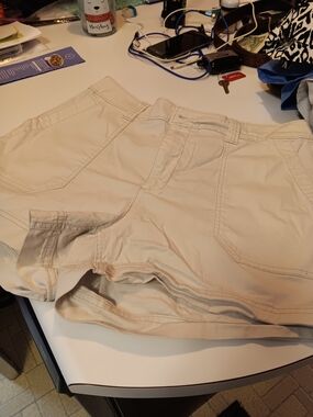Old Navy High-Rise Chino Shorts in Beige